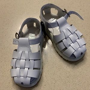 pair of unisex sandals size 4